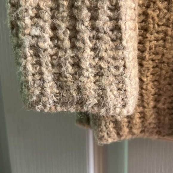 Abercrombie and Fitch sweater - Picture 3 of 8